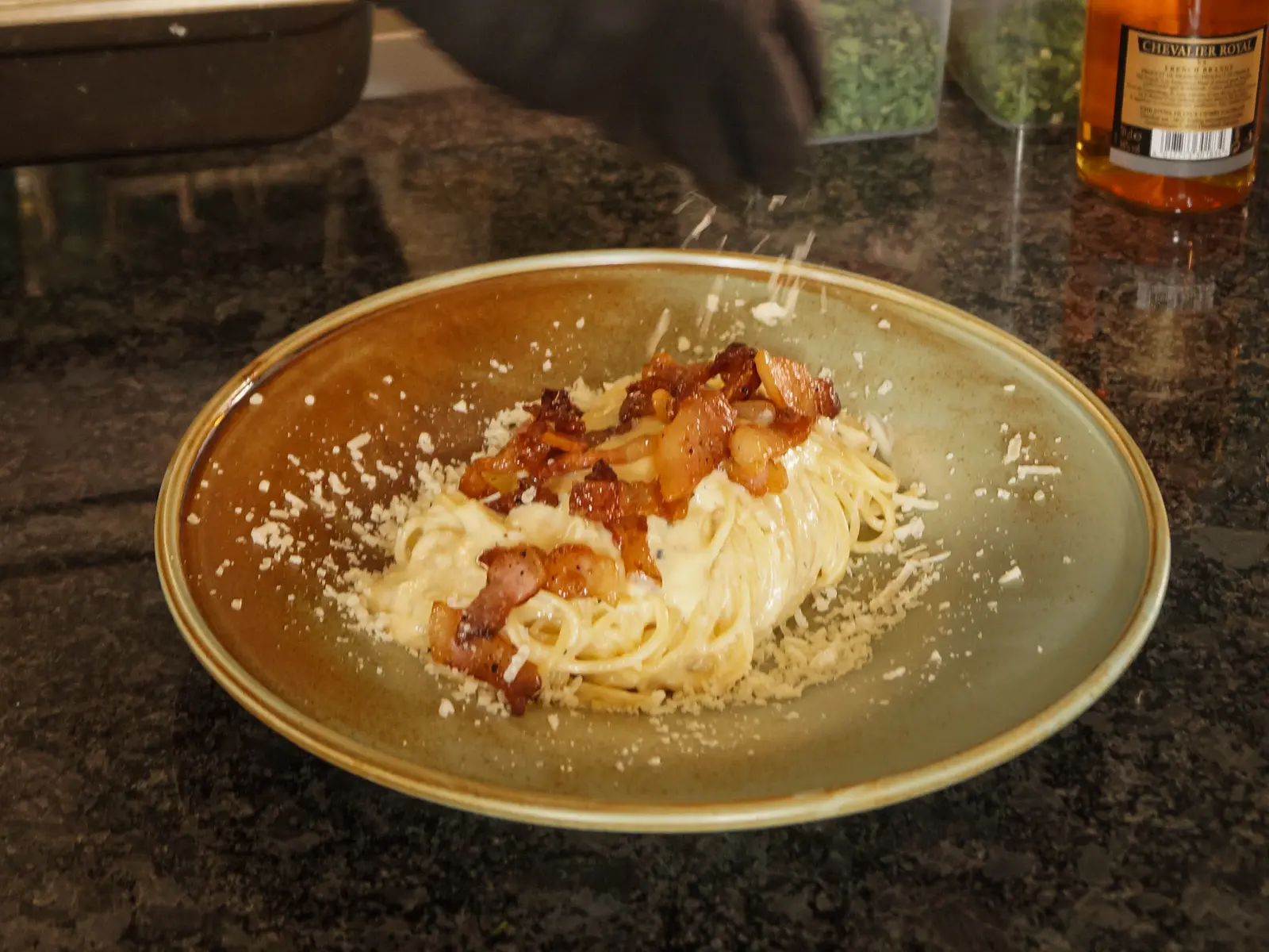 Spaghetti Carbonara werden im Landgasthof Engel mit Parmesan vollendet