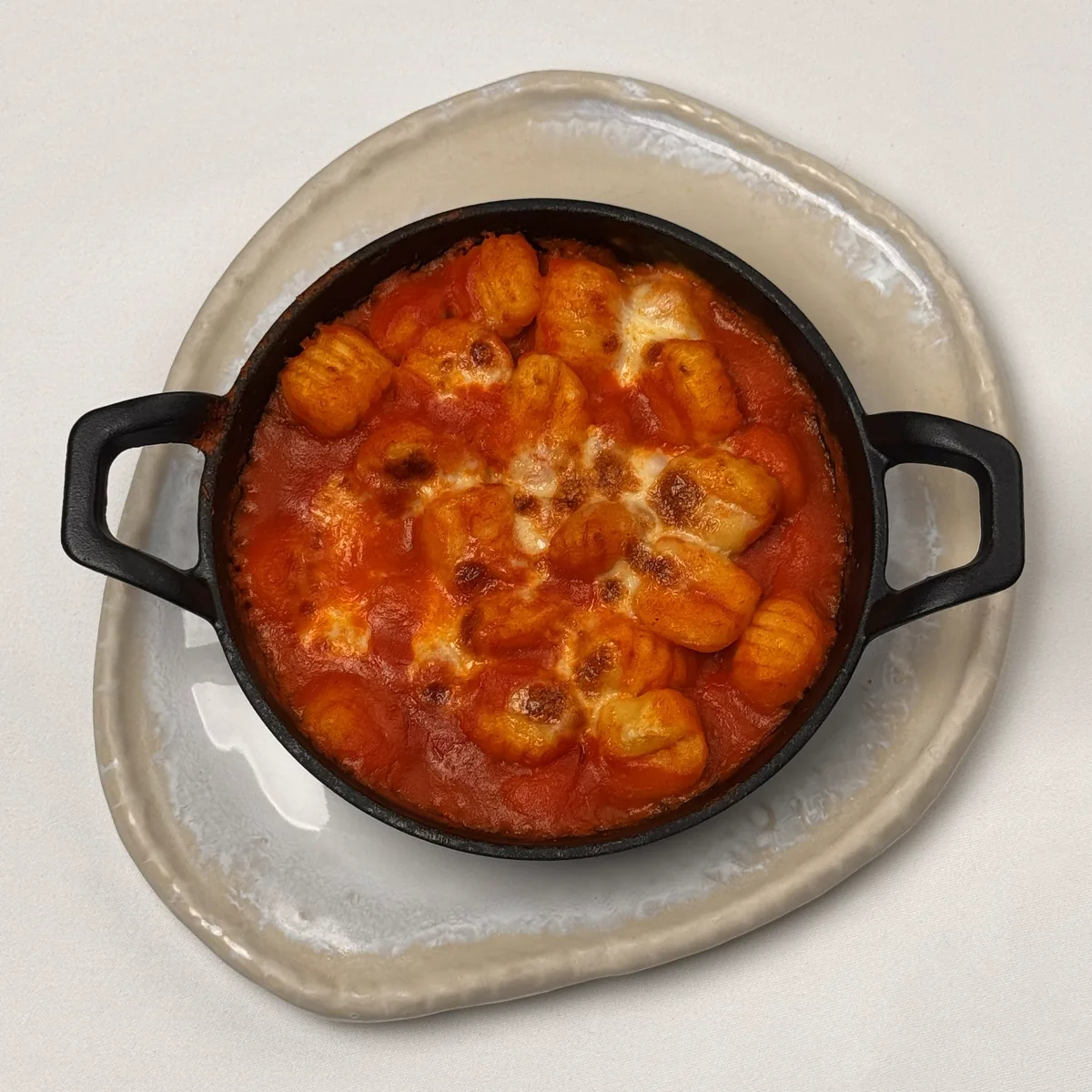 Gnocchi alla Sorrentina mit Tomatensoße und überbackenem Mozzarella in der gusseisernen Pfanne