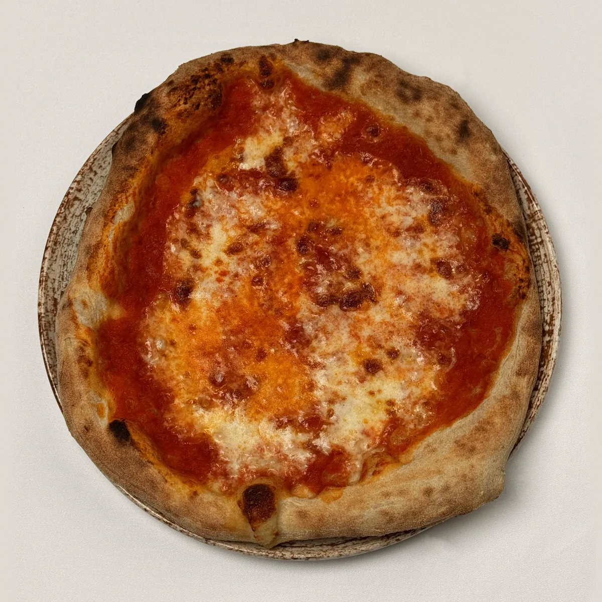 Pizza Margherita mit Tomatensoße und geschmolzenem Mozzarella