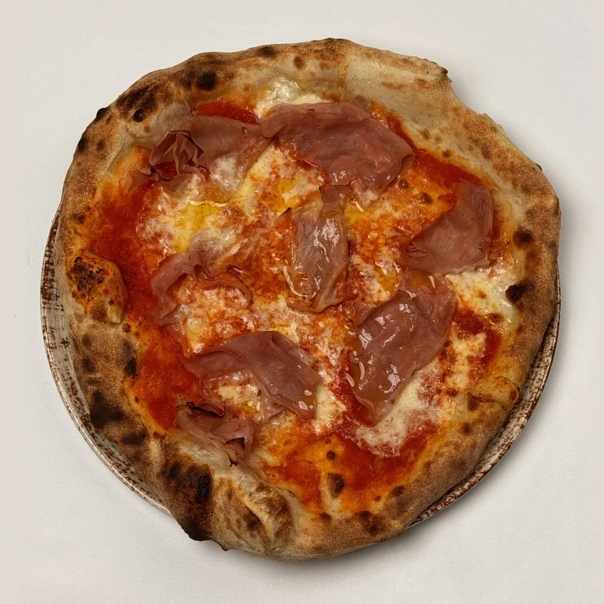 Pizza Prosciutto mit Tomatensoße, Mozzarella und Schinken