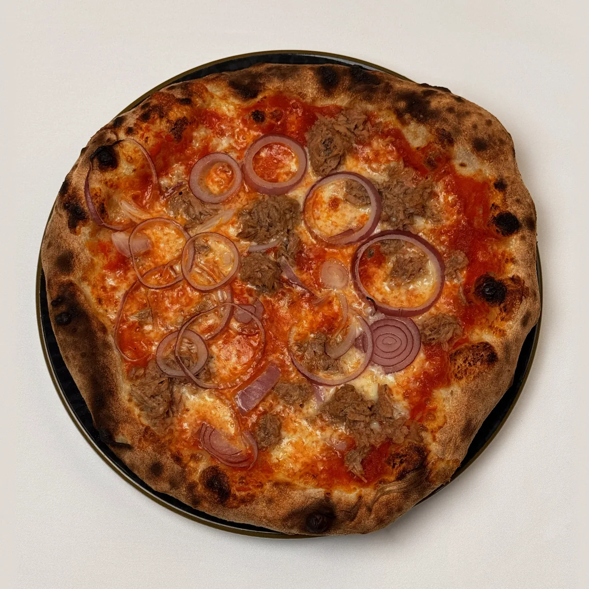 Pizza Tonno mit Thunfisch und roten Zwiebelringen