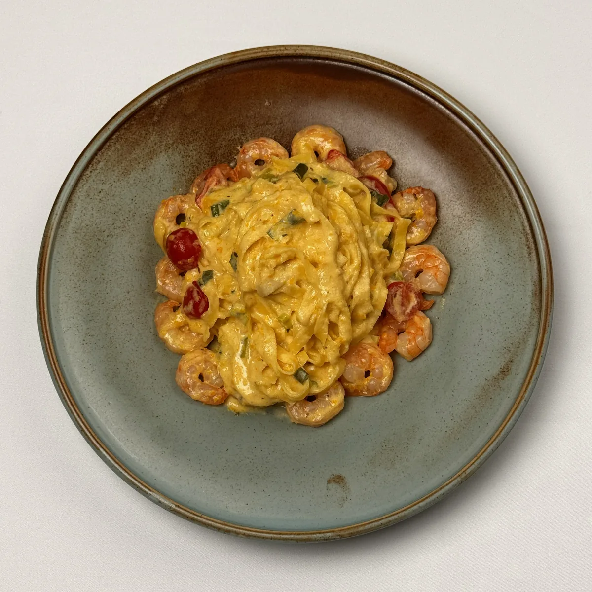 Tagliatelle mit Garnelen und Kirschtomaten in cremiger Zucchinisoße
