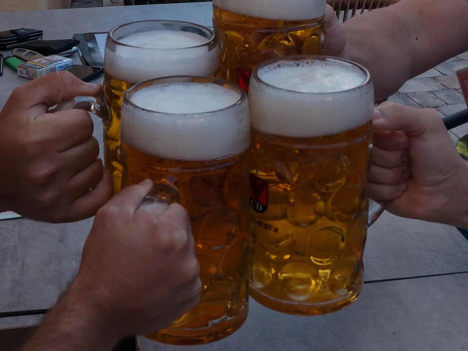 Anstoßen mit Maßkrügen im Biergarten des Landgasthofs Engel