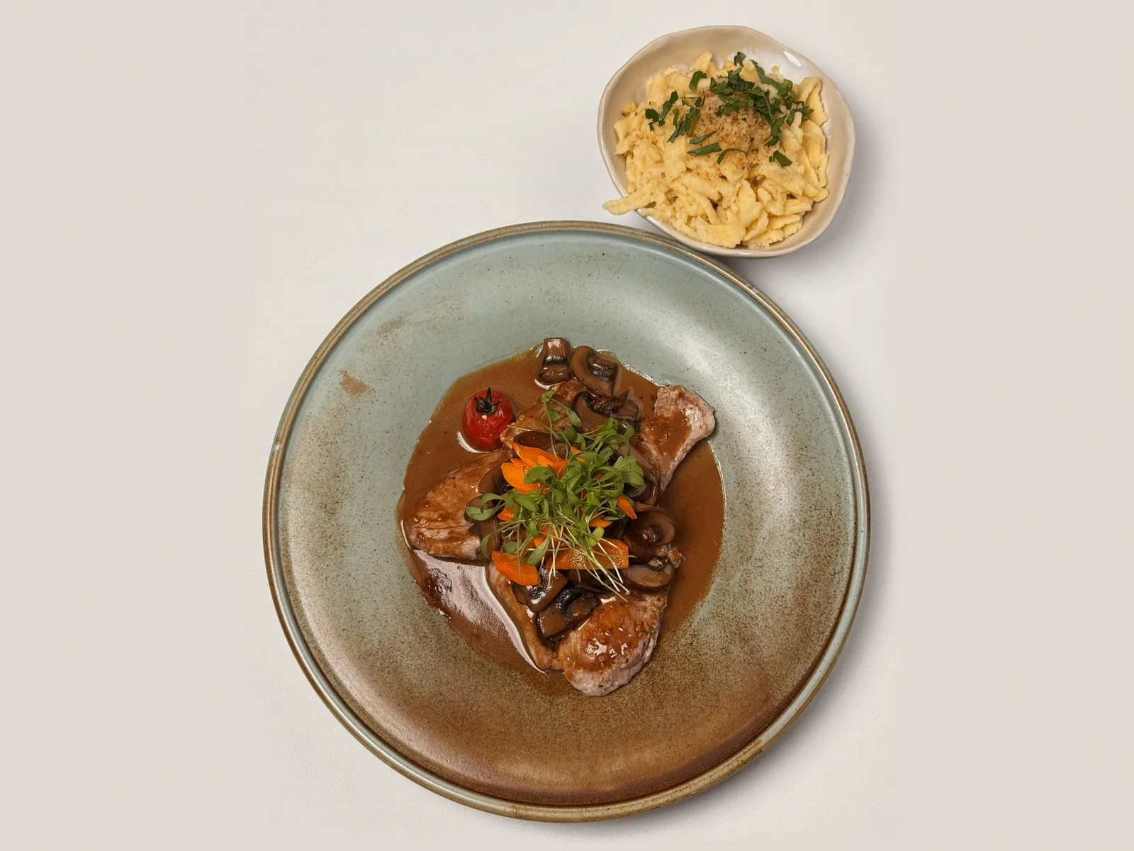 Medaillons vom Schweinefilet in Pilzsoße mit einem Schälchen geschmälzter Spätzle, ein Gericht aus unseren Buffets