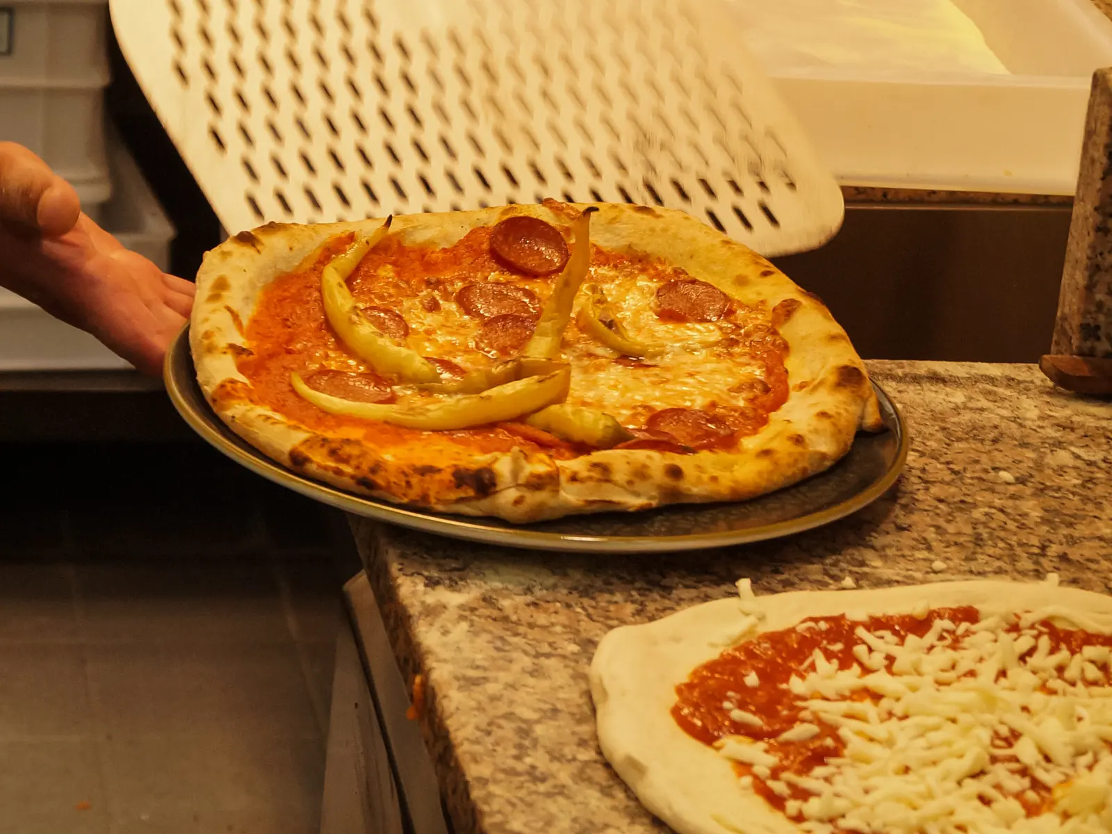 Frisch gebackene Pizza vor dem Ofen im Landgasthof Engel
