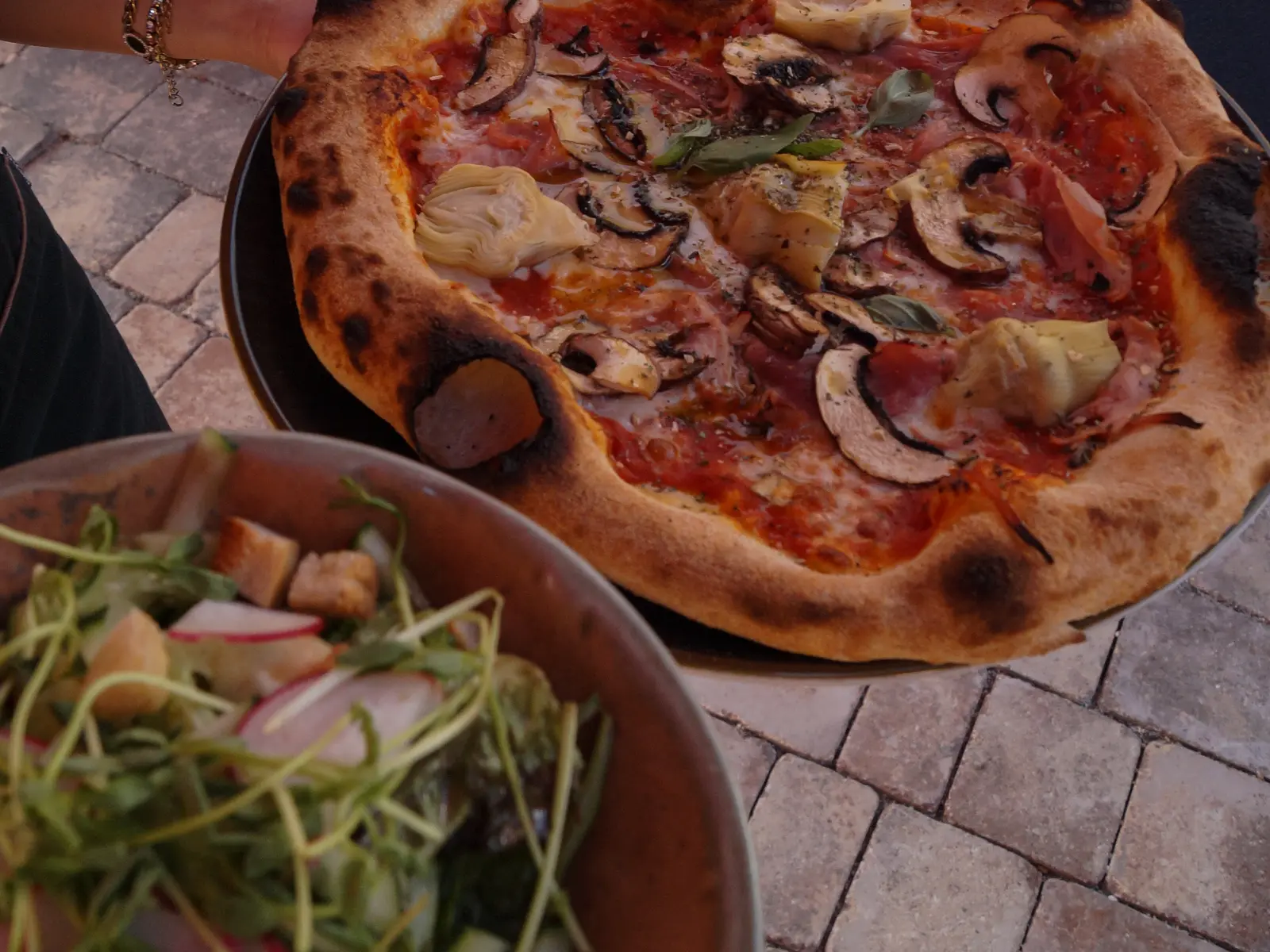 Holzofenpizza und frischer Salat im Landgasthof Engel