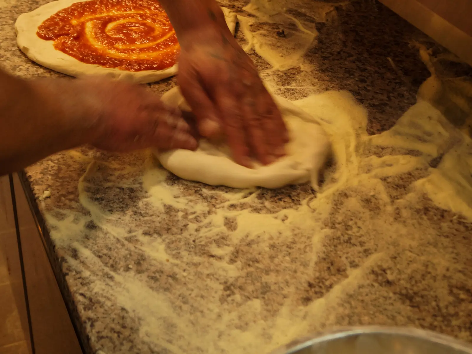 Pizzateig wird in der Küche des Landgasthofs Engel von Hand geformt