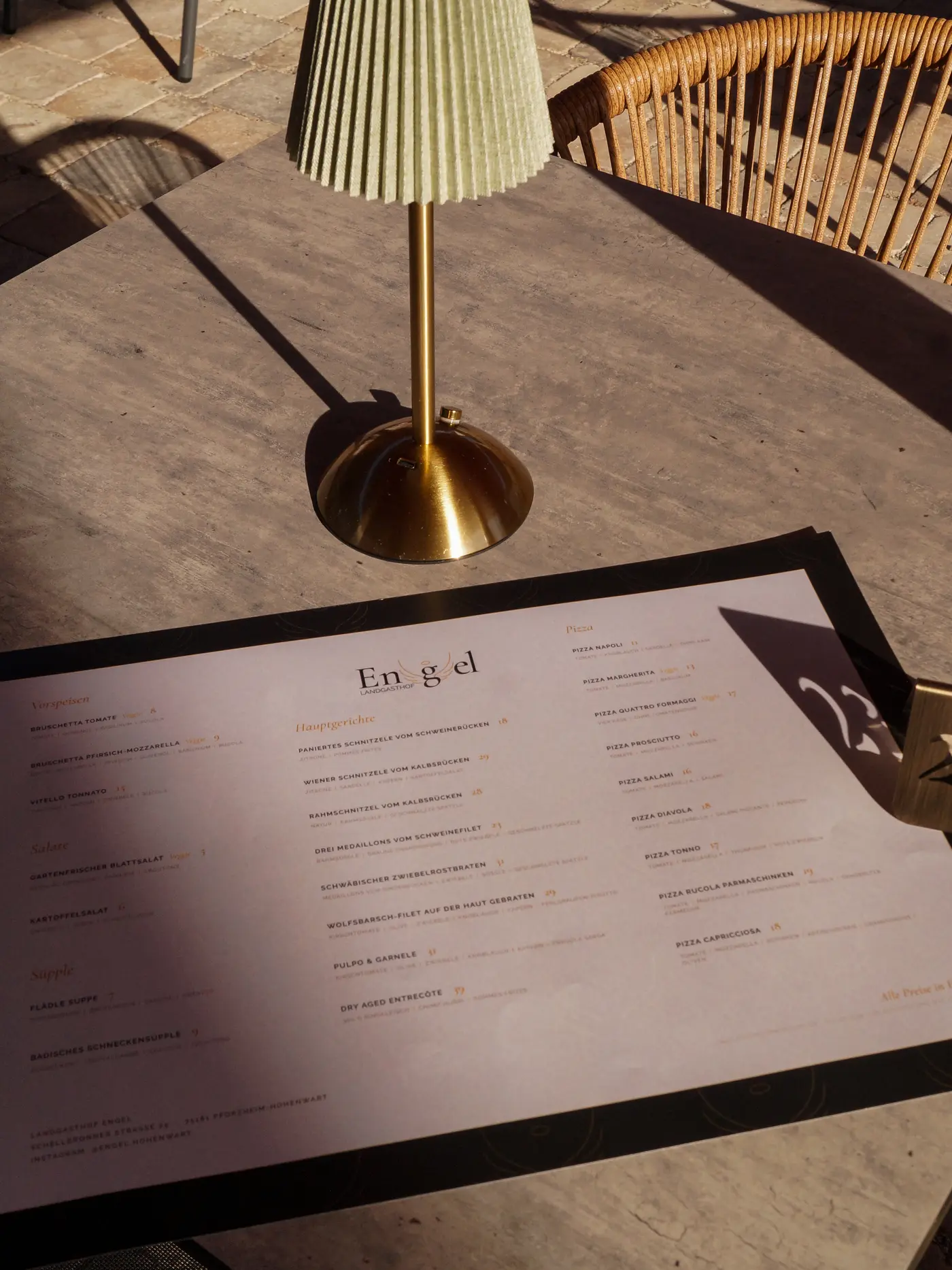 Speisekarte des Landgasthofs Engel auf einem Terrassentisch im Abendlicht