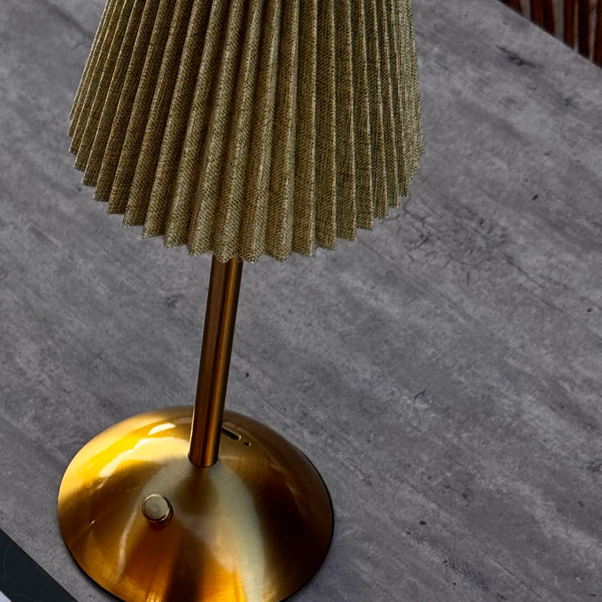 Tischlampe mit plissiertem Schirm auf einem Terrassentisch des Landgasthofs Engel