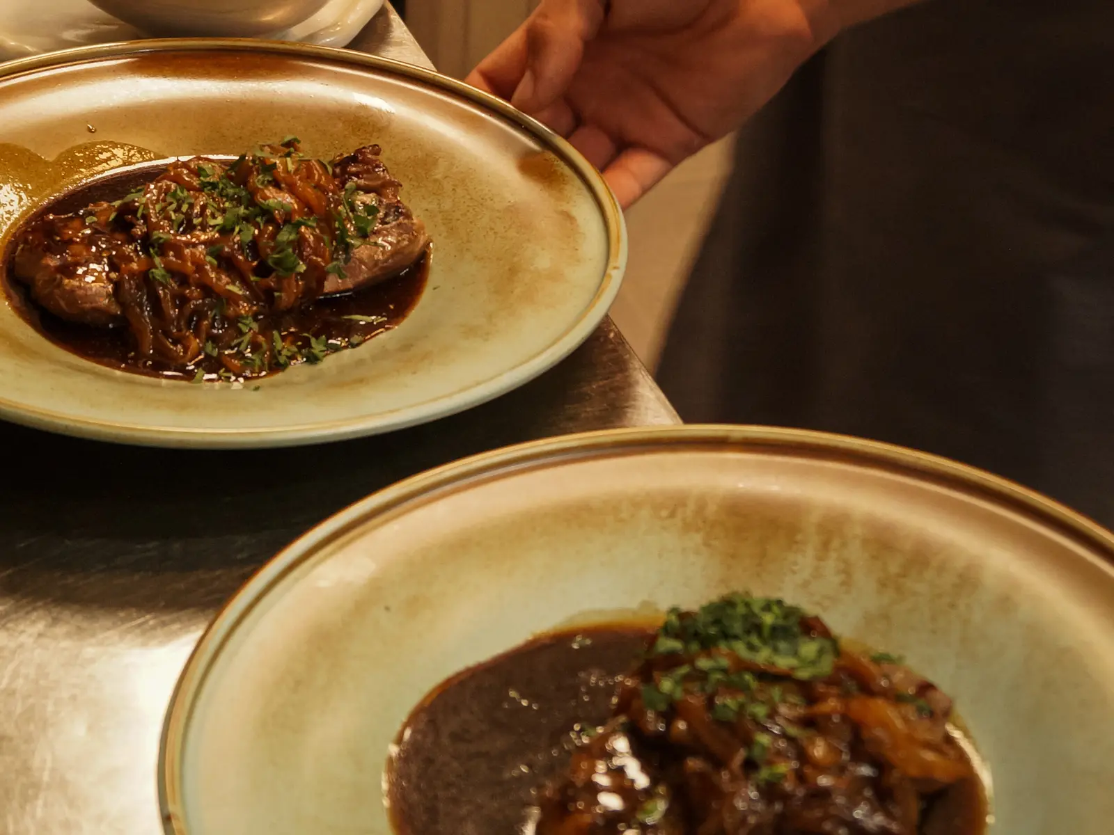Zwei Teller Zwiebelrostbraten mit geschmälzten Spätzle im Landgasthof Engel